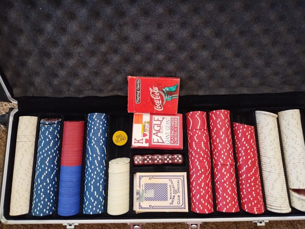 Poker Chips  With Rolling Case