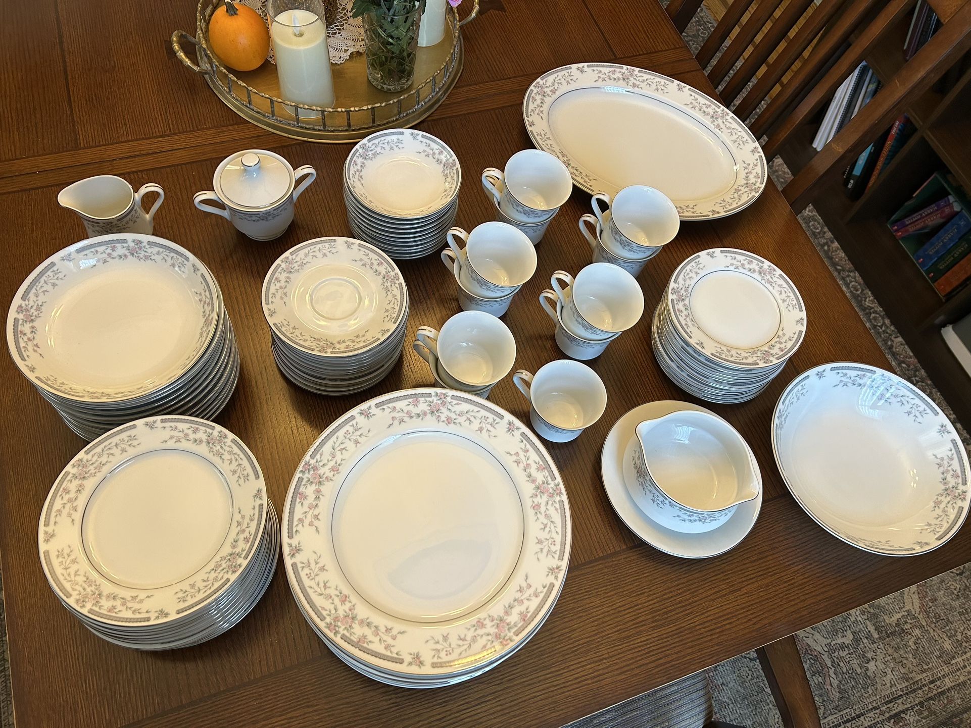 Royal Gallery China Set - 3059 Donna