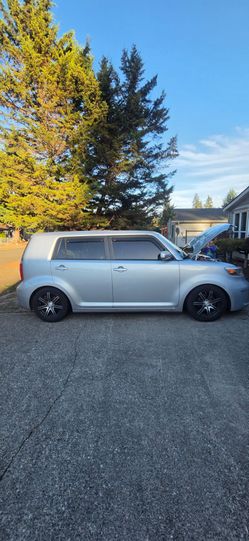 2010 toyota scion xb silver