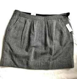 Women skirt (size 6 New with tag)