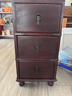 Vintage Solid Wood 3-Drawer Chest / Nightstand
