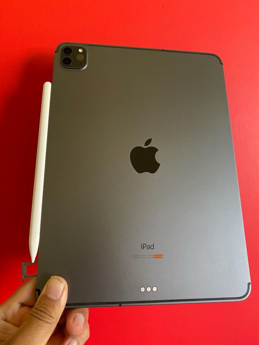 Apple IPad Pro 11” (2020 / Liquid Retina / Face ID) 128GB WiFi + Cellular (LTE/Unlocked) with Pen Keyboard & Accessories