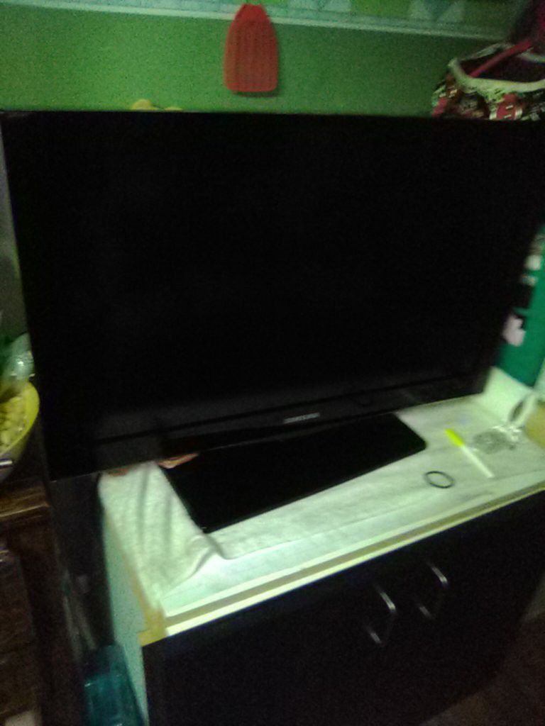 SAMSUNG FLAT SCREEN TV 32 IN great deal don't pass up!