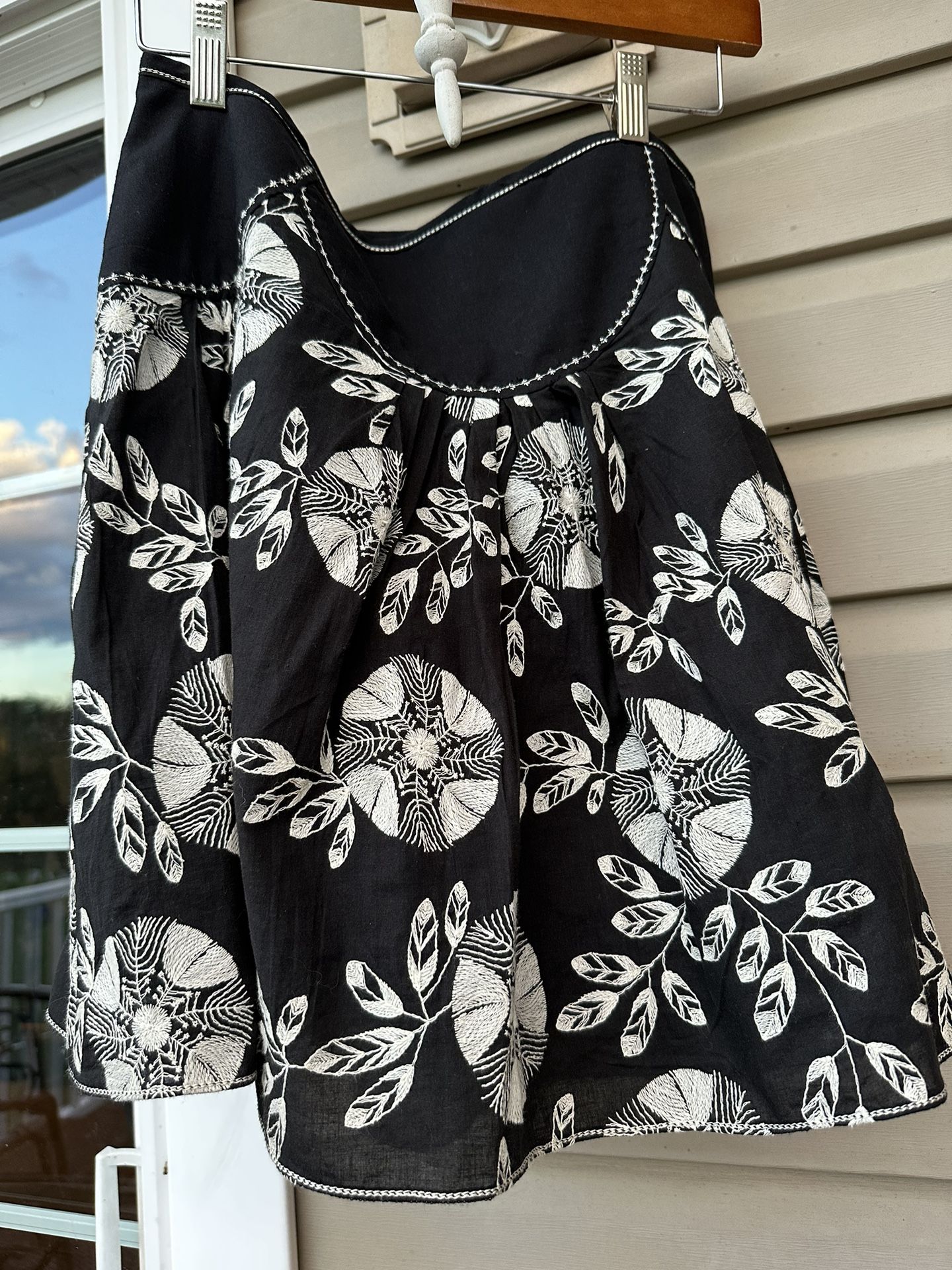 Studio M Black & white 100% cotton skirt. Fully embroidered. Size 6.