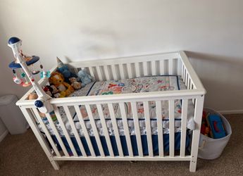 Crib with bedding/mobile