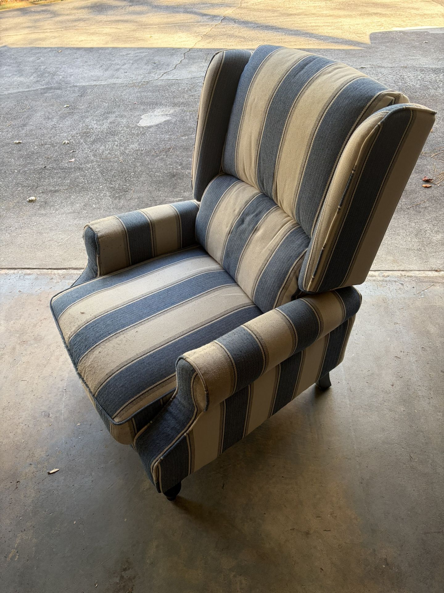 Wingback Recliner *Read Description*