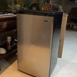 Sanyo mini Refrigerator 