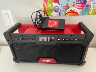 Milwaukee job site radio