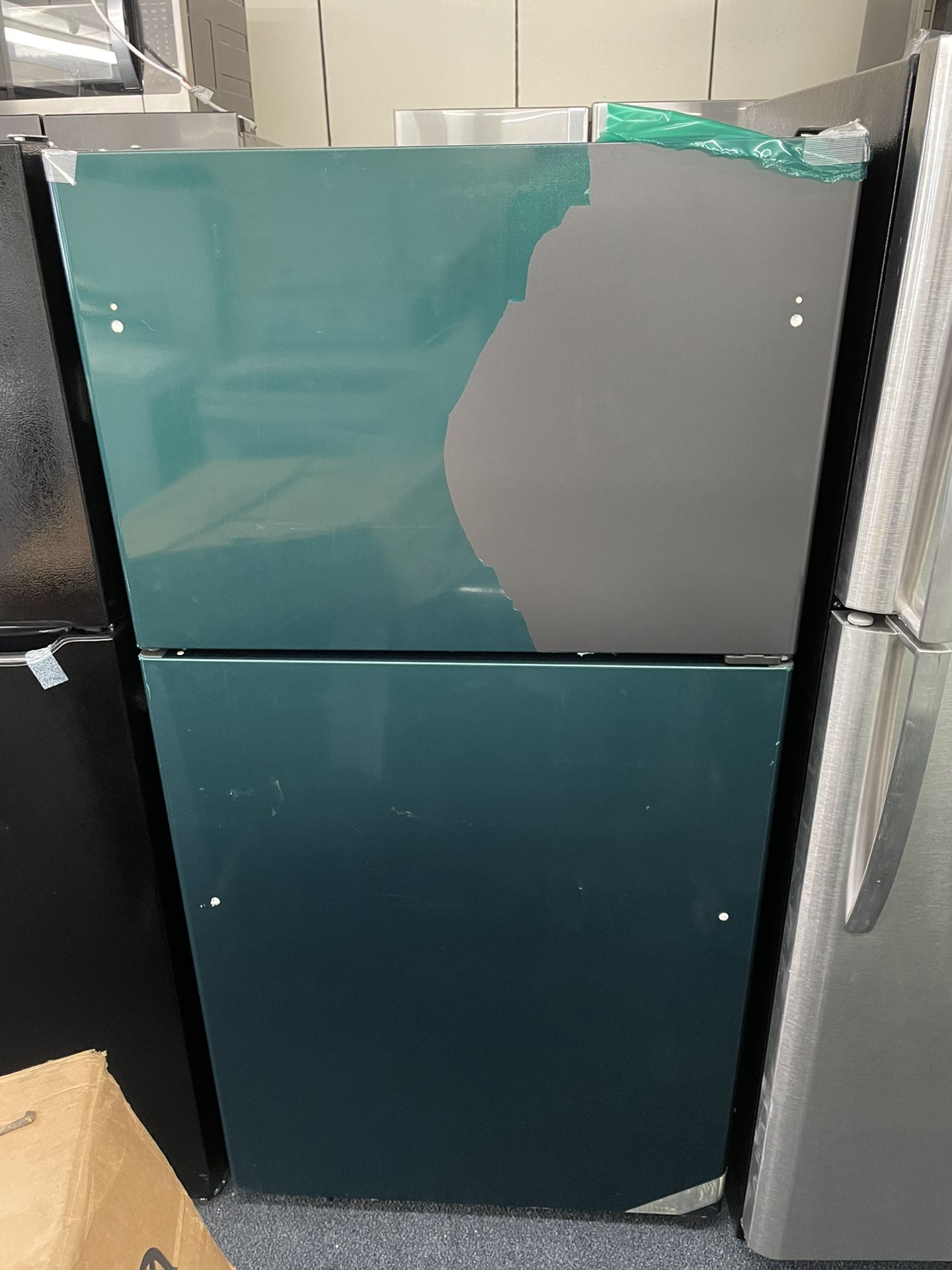 GE 33” 22 Cu Ft Top Freezer Refrigerator 