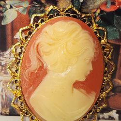 #2079, LAURENTIAN MANUFACTURING LJM 1950's FAUX CAMEO BROOCH 2"IN BY 1.5"IN
