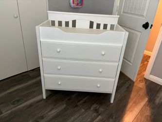 Baby changing chest of drawers