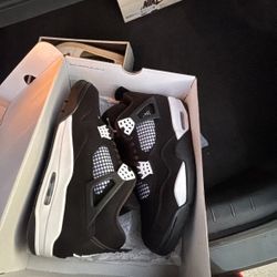 Jordan 4 “White Cement” size 11