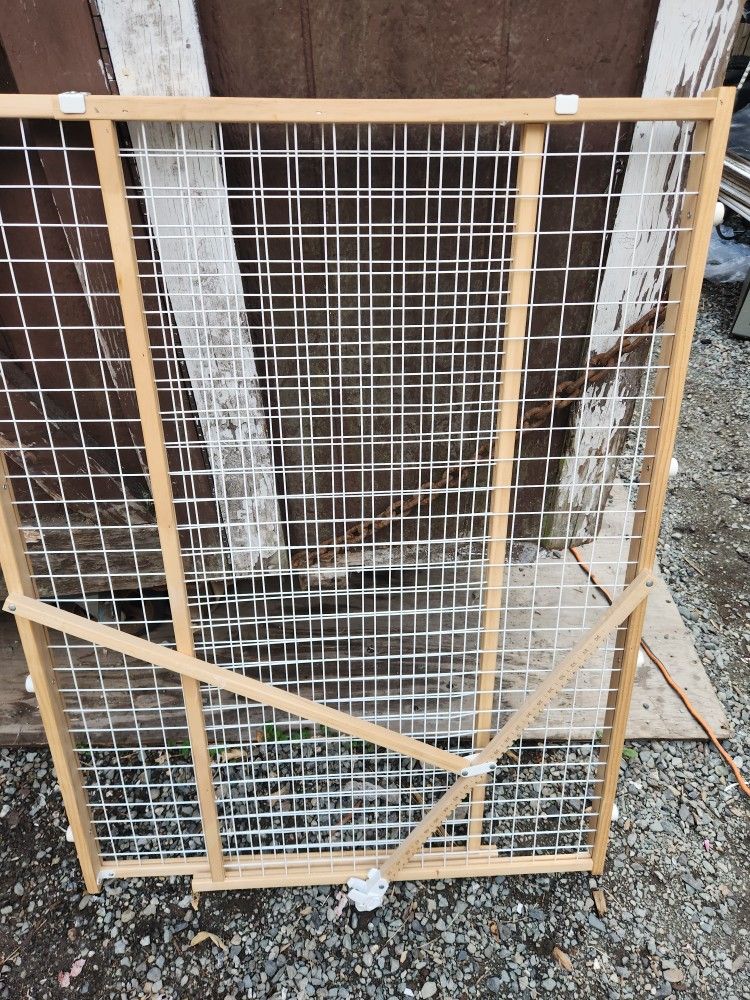 MidWest Homes for Pets Wire Mesh Pet Safety Gate, Pressure Mounted Dog Gate Measures 44 Inches.  Tall & Expands to 29-50 Inches Wide, Natural Wood