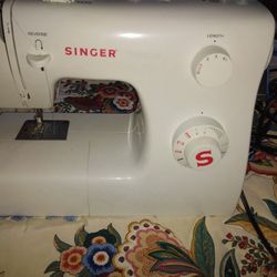 Singer Model 2250 Traditional Sewing Machine 