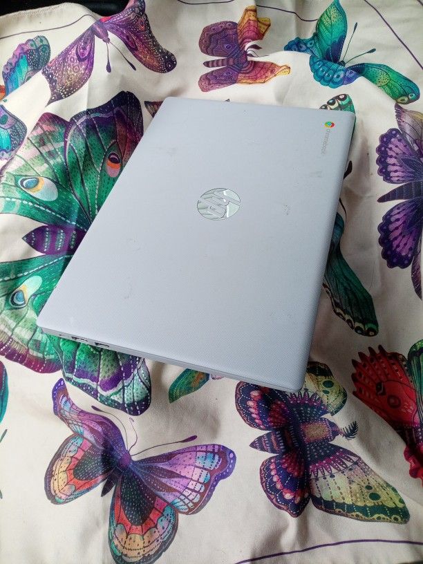 $40 PRICED TO SELL-14' Chromebook hp + Charging Cable - (Brand New Condition)