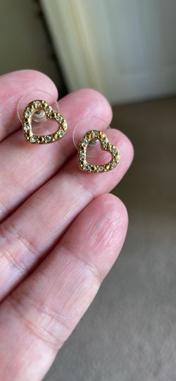 Gold colored heart earrings with rhinestone’s