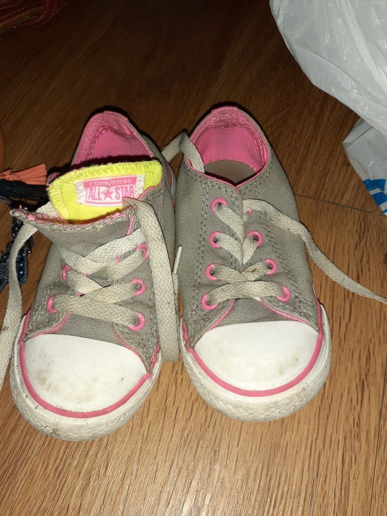 Converse with yellow/pink tongue. Size 8