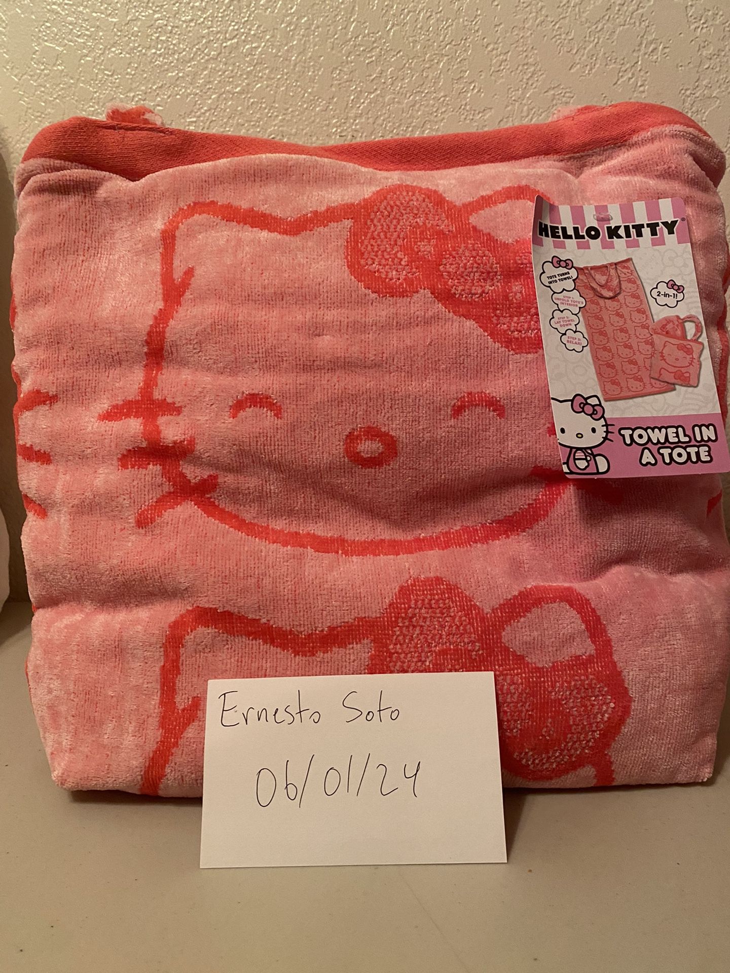 BNWT Sanrio Hello Kitty 2-in-1 Towel In A Tote