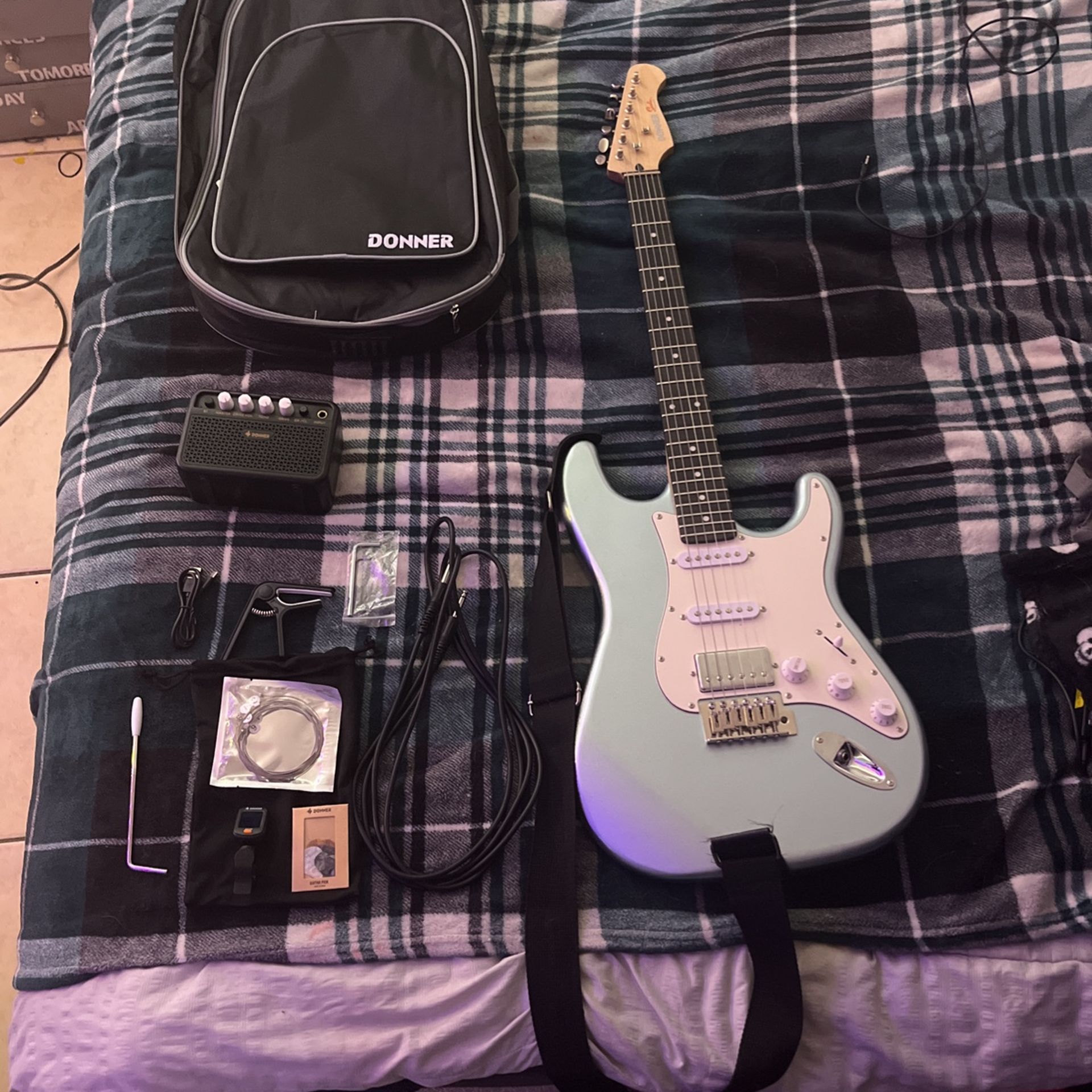 Donner DST 152 Electric Guitar