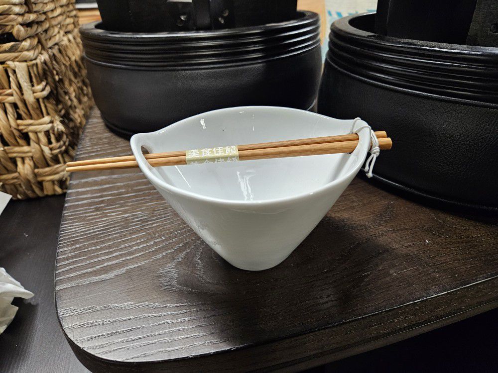 6.5" Kai Noodle Bowl with Chopsticks

