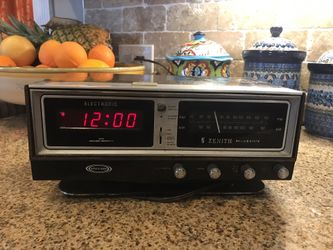 Zenith H472W AM FM CLOCK RADIO.