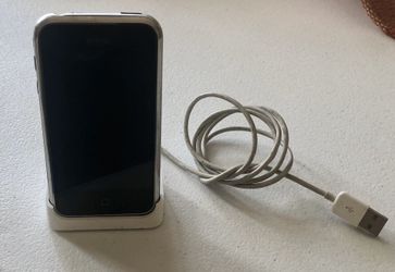 1 gen Apple iPhone 8gb with Bluetooth ear piece and charging base