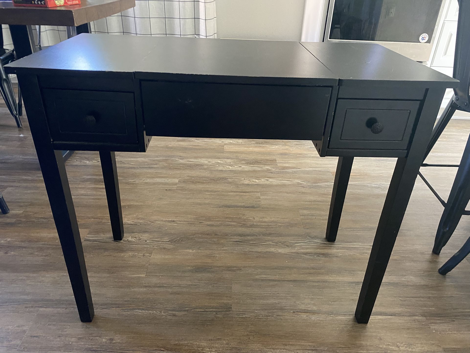 Small Desk/Vanity Free