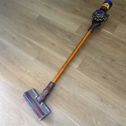 Dyson (214730-01 V8 Absolute Cordless Stick Vacuum Cleaner, Yellow