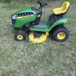 John Deere Riding Lawnmower 