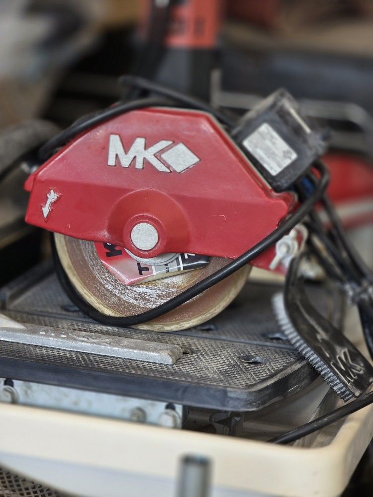MK 470 Sliding Tile Saw With Pump