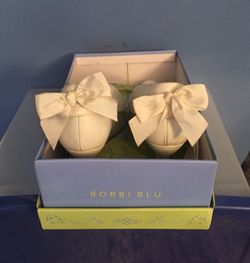 Bobbi Blu Creme Wedge Bow Leather Booties Size 10