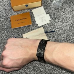 Bundle LV Bracelet, Baccarat Cologne, AirPods