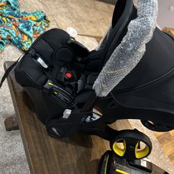 DOONA CARSEAT WITH A DOONA PURSE