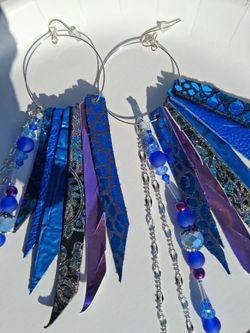 Earings:  Cobalt Blue cotrast color: violet