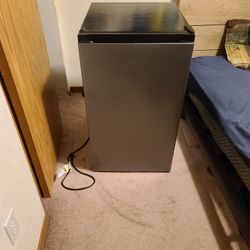 Hisense 4.4 Cu Single Door Mini Fridge 