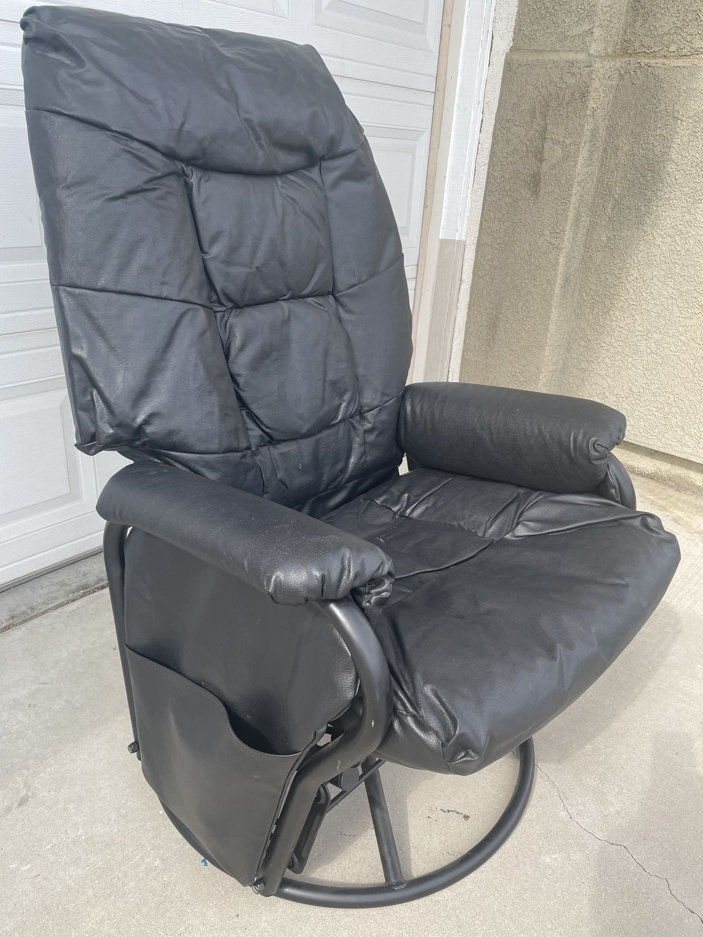 Leather Single Sofa Leisure Rotary Rocking Chair Like New condition Great Working Located in North Fontana