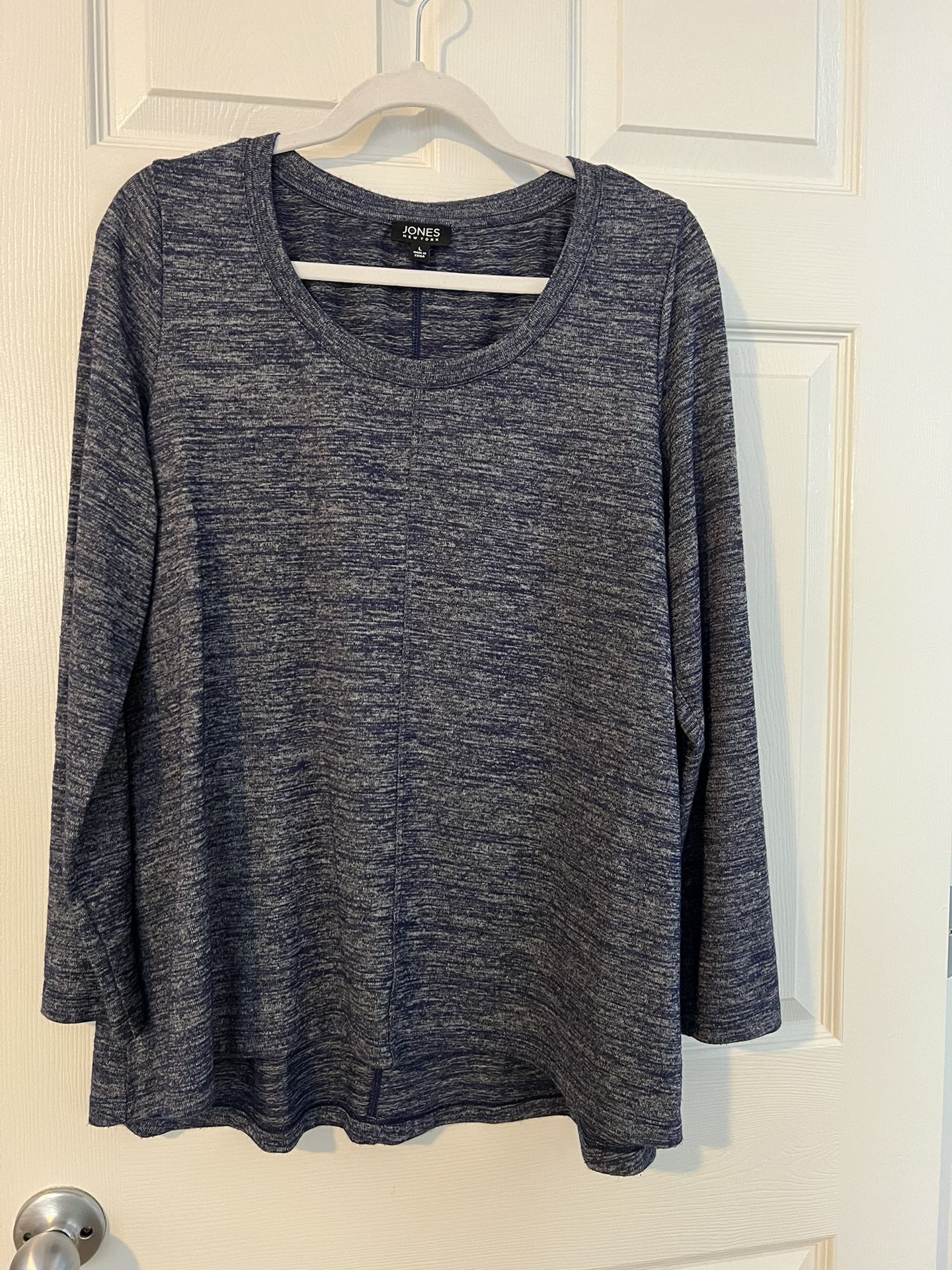 Jones New York L Sweater Navy Blue White Long SL Tunic Scoop Neck Viscose Blend Lovely sweater. Navy blue heather. Accent seam from neck to hem
