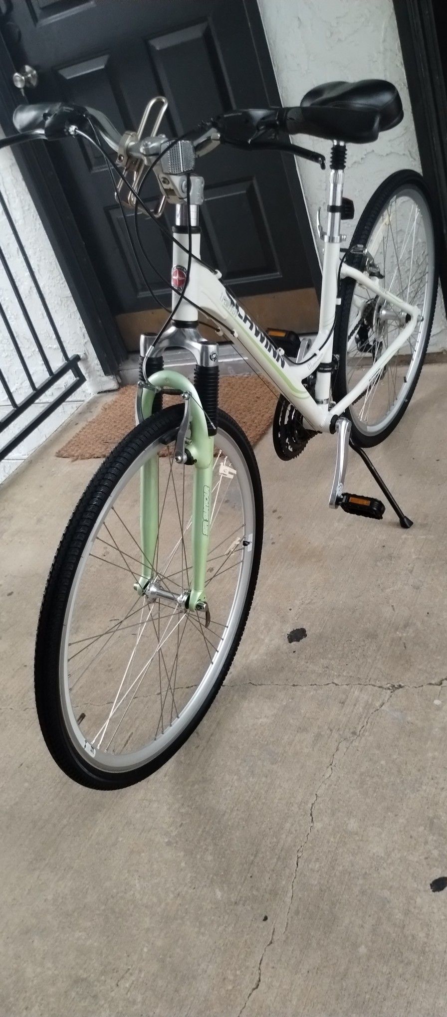 schwinn trailway 21 speed bicycle Network 3.0 this hybrid will breeze through gravelly weekend romps too SCHWINN \"TRAILWAY\" 21-SPEED HYBRID GRAVEL/COMMUTER