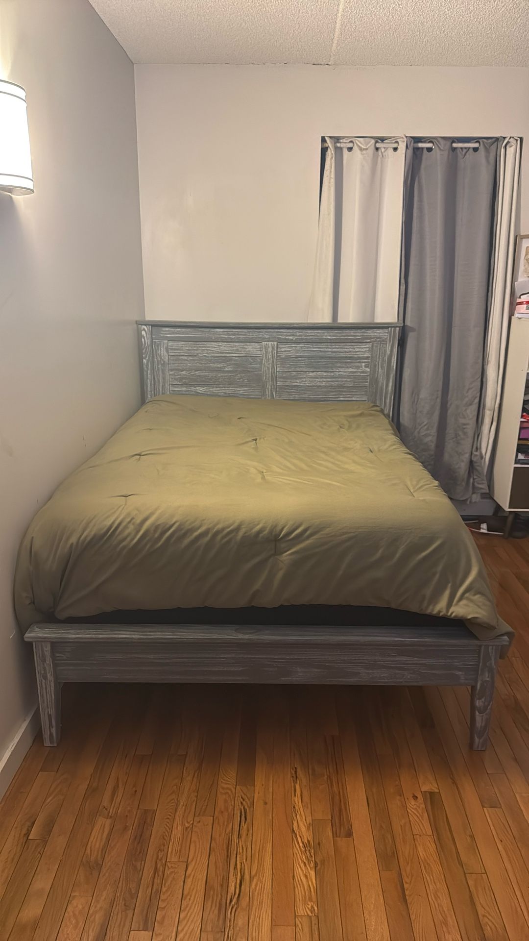 Greenport Solid Wood Louvered Gray Full Size Bed 