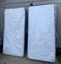 Se vende box spring tamaño king usados en buenas condiciones uno de ellos tiene pequeño rasguño cómo se muestra en la íntima foto