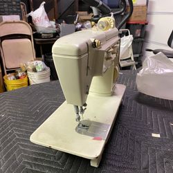 Singer Sewing Machine 