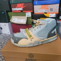 Travis Scott Trainer