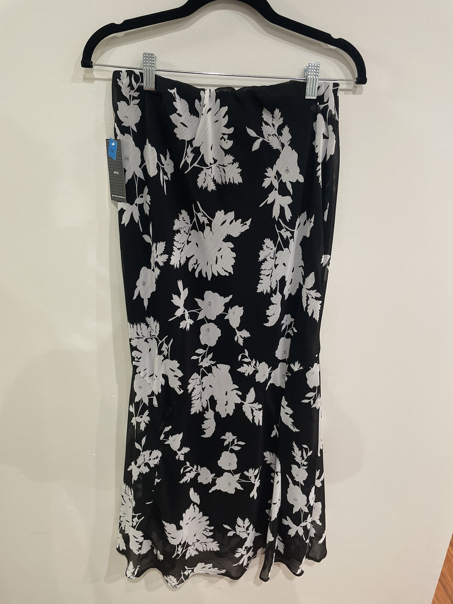 NWT New York Clothing company floral black fitted flare Skirt Size Medium Polyes
