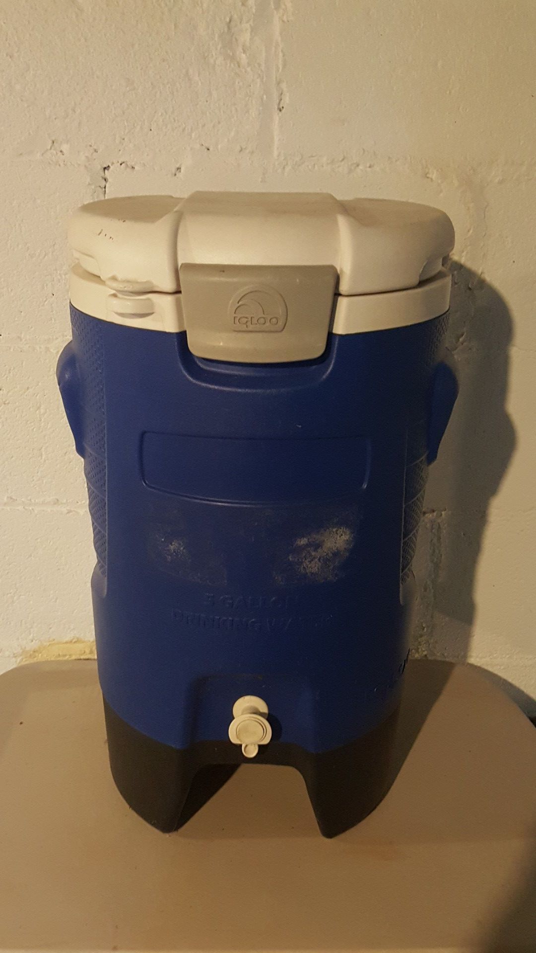 Igloo 5 gallon drinking water cooler