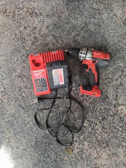 Milwaukee drill with battery n charger station