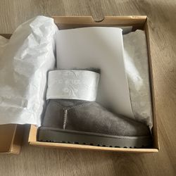 Uggs grey Size 6 Women’s 