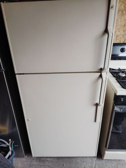 GE Top-Freezer Refrigerator and stove/ range