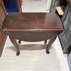 Queen Anne style drop-leaf table