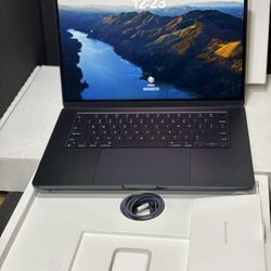 MacBook  Air 15 inch M3 2024 8gb /256 gb Midnight 