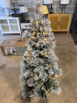 4.5 ft Flocked Artificial Christmas Tree with Lights